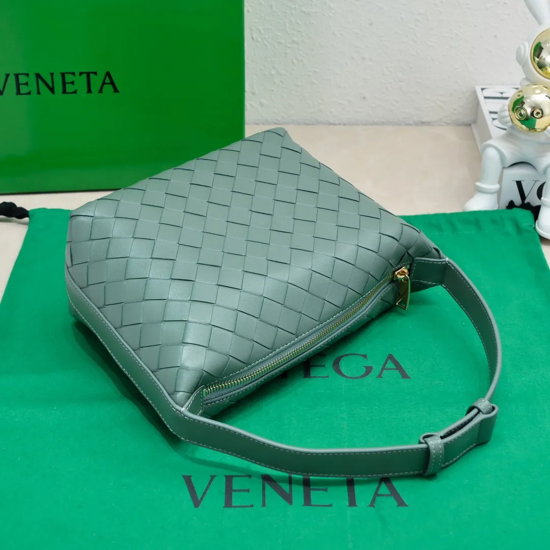 Batch 1360 #BvWallace Shoulder Lunch Bag 🔥 A lunch box bag that you can just grab and go. It is made of classic intrecciato weaving technology and reflects the craftsmanship of Bottega. The entire bag is made of top-grade happa lambskin. It is very soft and lightweight. The small bag shape is cute and exquisite. The interior capacity is also very large and can be carried under the arm. It is quite practical! The bottom of the bag is made of gold metal to prevent wear and tear. The details are really good! Choose this elegant commuting bag for Zaoba people~ Size: 22x13x9.5, model number; 7748#